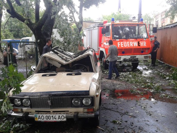 Рятувальники відзвітували про роботу з ліквідації наслідків буревію в Ужгороді – 02