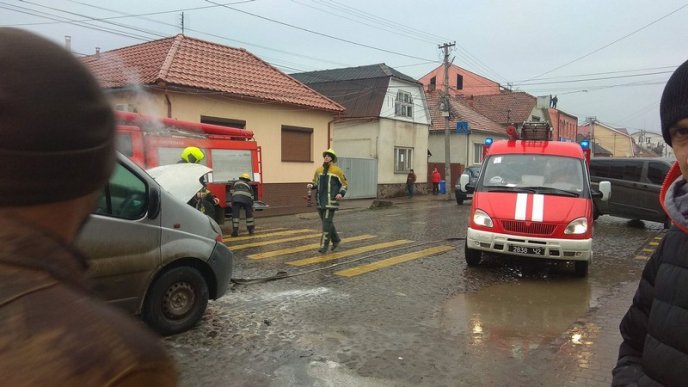 У Мукачеві загорівся автомобіль: нові подробиці від власника авто – 05
