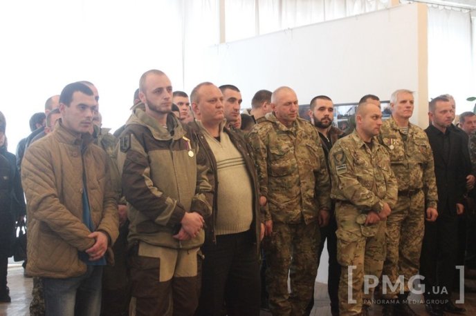 У Мукачеві відкрили фотовиставку, присвячену річниці боям за Дебальцево – 07