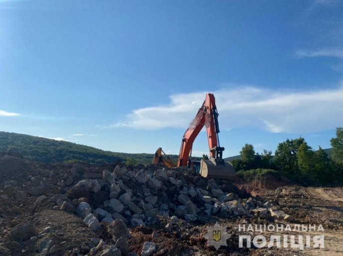 На Ужгородщині незаконно видобували камінь на кар’єрі – 04