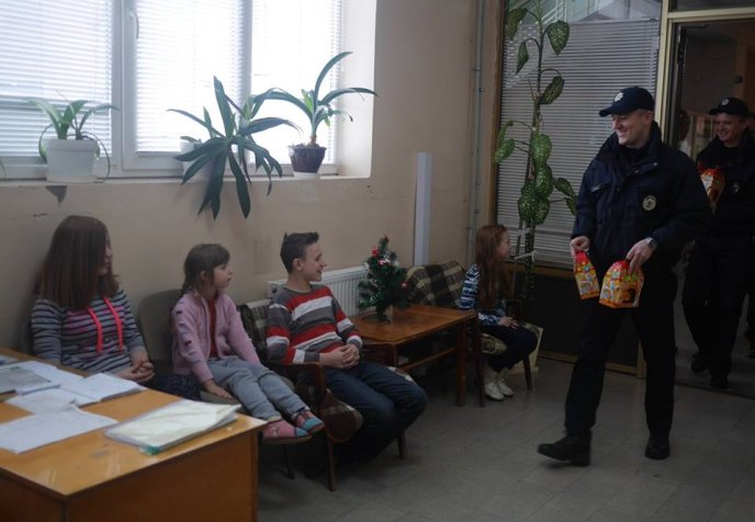 До юних пацієнтів Ужгородської міської лікарні завітали патрульні поліцейські – 04 До юних пацієнтів Ужгородської міської лікарні завітали патрульні поліцейські – 04