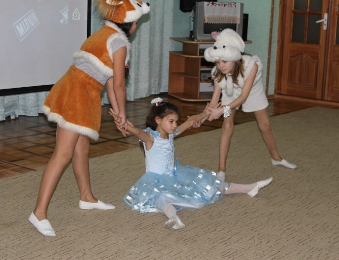 Закарпатські поліцейські вручили подарунки вихованцям Чинадіївського будинку-інтернату – 02