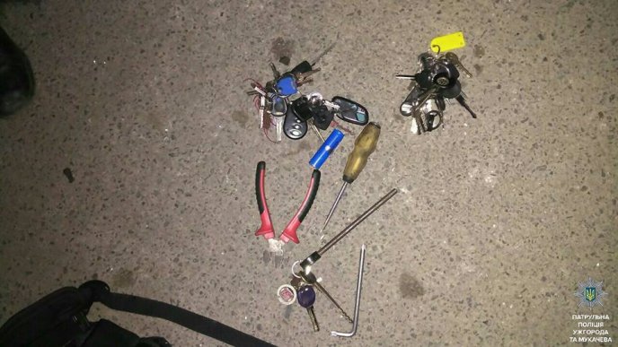 Патрульні Ужгорода виявили в салоні автомобіля небезпечну знахідку – 01