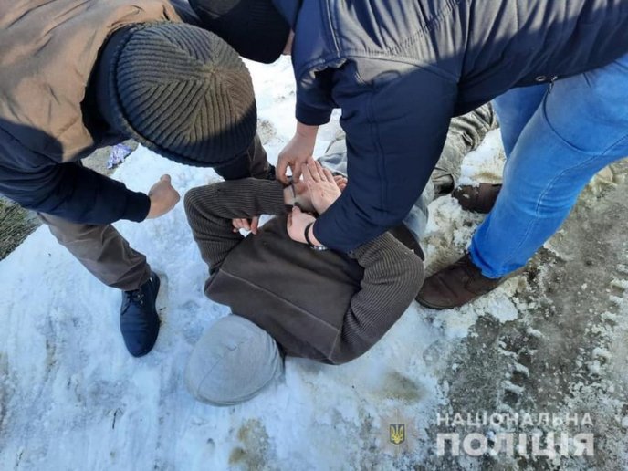 На Хустщині чоловік продавав вибухівку – 03