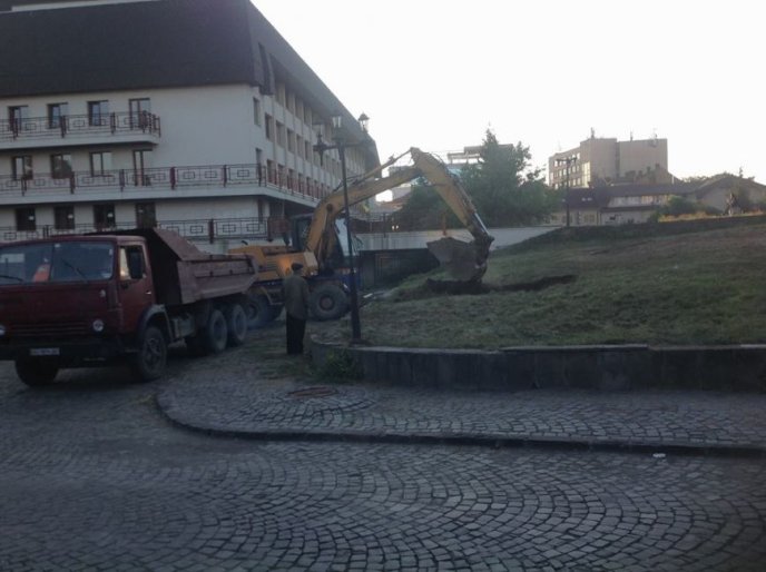 Скандал в Ужгороді: на місці вирубаних ялинок почалося будівництво, але його блокують – 06