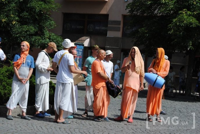 Кришнаїти пройшлись Мукачевом, прославляючи свого духовного наставника – 19
