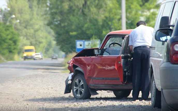 Зранку у Виноградові лоб у лоб зіткнулись дві автівки – 03
