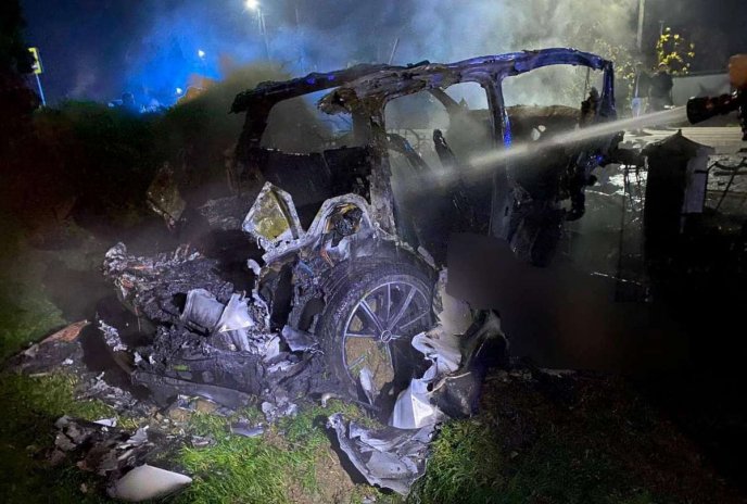 У палаючому авто загинув пасажир: з’явилися фото з місця моторошної ДТП – 02