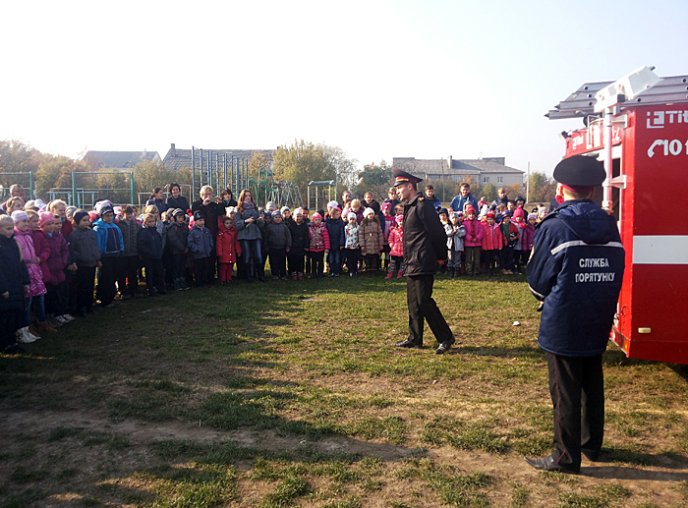 Ужгородські рятувальники вчили мешканців села Коритняни правилам безпечної життєдіяльності – 04