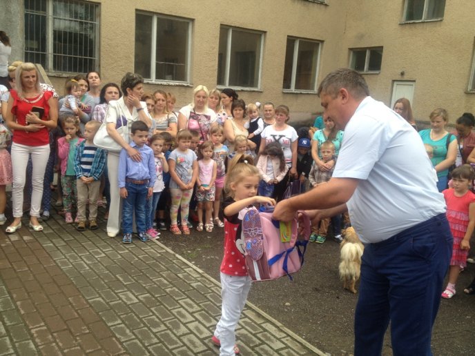 Першокласникам Тячівщини до Дня знань подарували нові ранці – 08