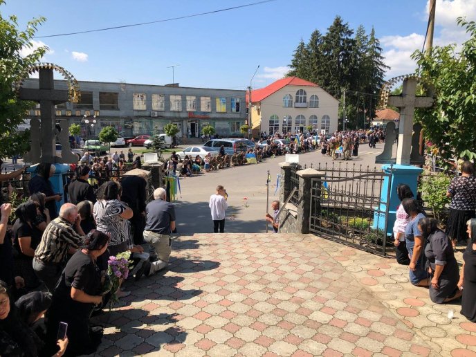 На Закарпатті провели в останню путь ще одного Героя – 01