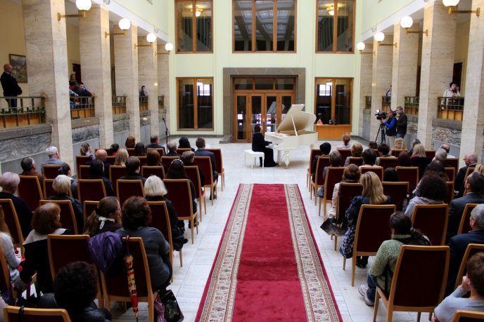 У приміщенні Закарпатської ОДА встановили розкішний білий рояль – 09