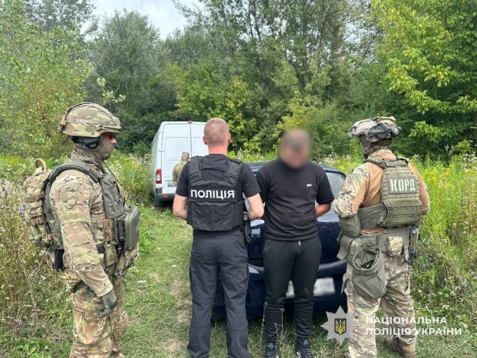 Пропонував 36 000 доларів: затримали хлопця, який хотів підкупити прикордонника – 01 Затримали переправника і ухилянтів