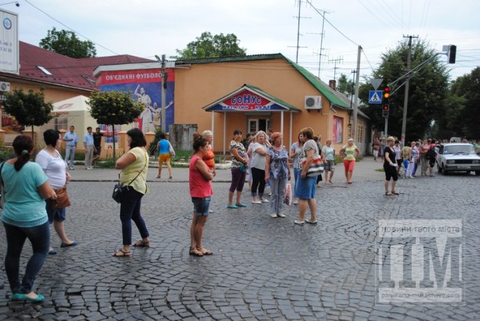 Сьогодні Мукачево мітингувало: сотні жінок перекрили дорогу та вимагали не забирати чоловіків у армію (ФОТО) – 33
