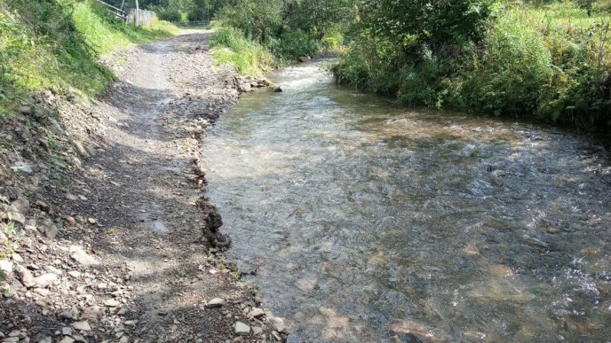 У Закарпатському селі через підвищення рівня води змило дорогу – 02