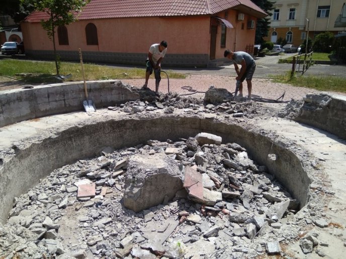 У центрі Мукачева демонтують фонтан – 05