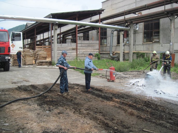Міжгірські вогнеборці вчилися гасити пожежу на місцевому лісокомбінаті – 02