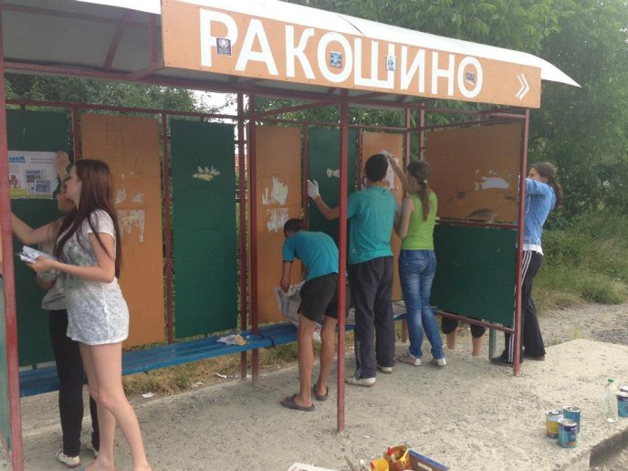 В селі Ракошино вказівник та автобусні зупинки перефарбували у кольори національного прапору України (ФОТО) – 23