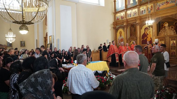 У Мукачеві попрощались із загиблим на війні Іваном Дербалем – 03 У Мукачеві попрощались із загиблим на війні Іваном Дербалем – 03