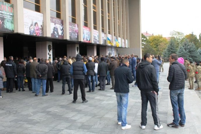 Ужгородці прощаються із загиблим бійцем 128-ої бригади Давидом Гамсахурдією – 02