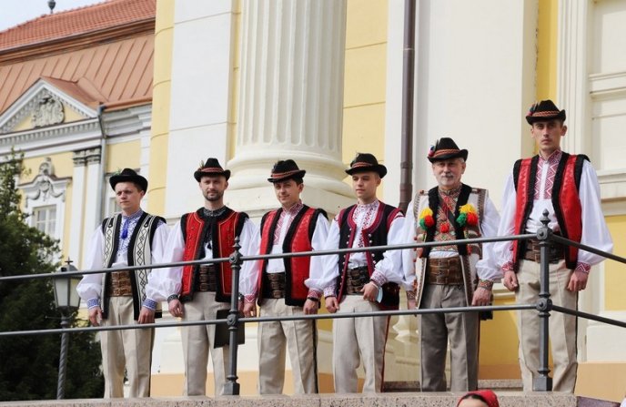 Урочиста хода і концерт: як в Ужгороді відзначали День вишиванки – 02