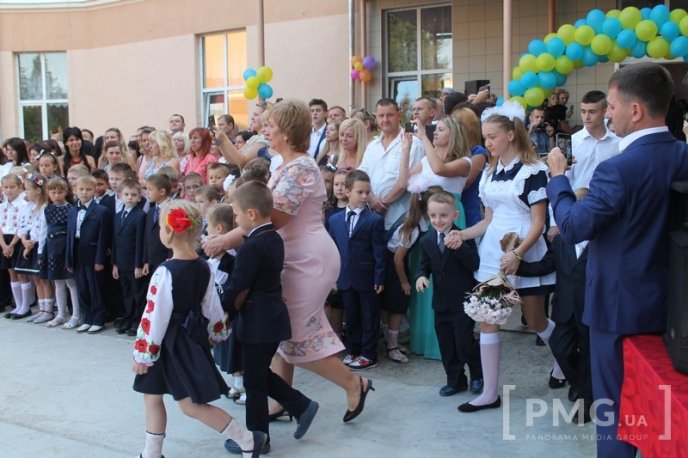 НВК "Гармонія" урочисто відзначила свято Першого вересня лінійкою у вишиванках – 17