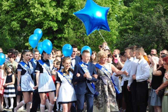 Для 690 ужгородських одинадцятикласників пролунав останній дзвінок – 18