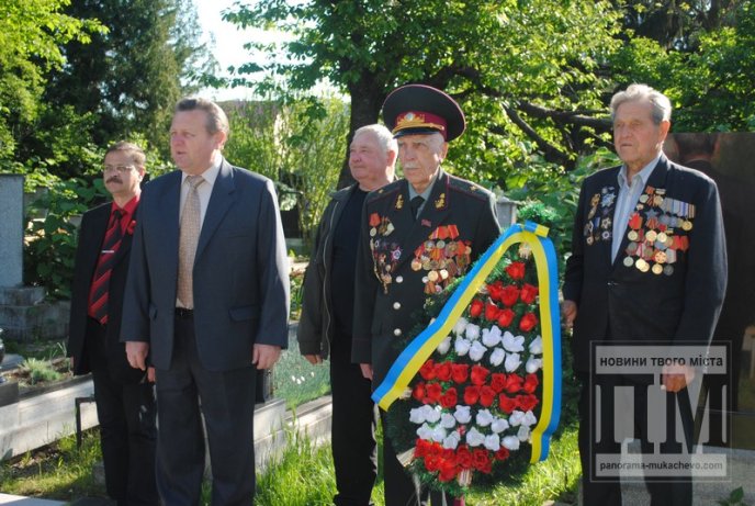 Мукачівські ветерани та школярі поклали квіти до могил воїнів Другої світової війни (ФОТО) – 04