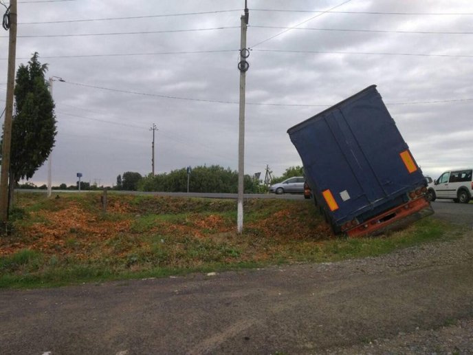 Поблизу Мукачева вантажівка з’їхала у кювет – 03