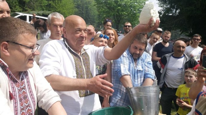 Організатори свята проводів вівчарів з отарами на полонину підкололи Геннадія Москаля – 01