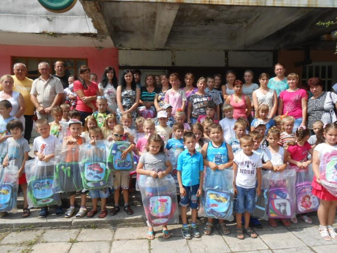 Майбутні першокласники Рахівщини отримали шкільні ранці та набори для навчання – 08