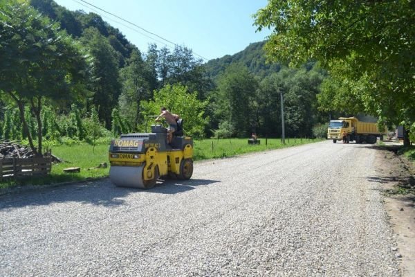 На Тячівщині триває будівництво автомобільних доріг, які з’єднають села – 02