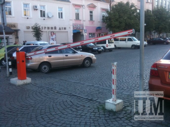 Нещодавно виламаний велосипедистом шлагбаум у центрі Мукачева знову пошкодили (ФОТО) – 04