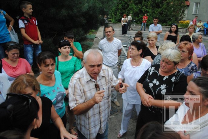 Сьогодні Мукачево мітингувало: сотні жінок перекрили дорогу та вимагали не забирати чоловіків у армію (ФОТО) – 04