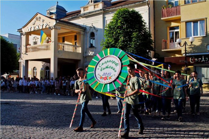 У Мукачеві офіційно відкрили дитячо-юнацький фестиваль "Смарагдові витоки" – 01