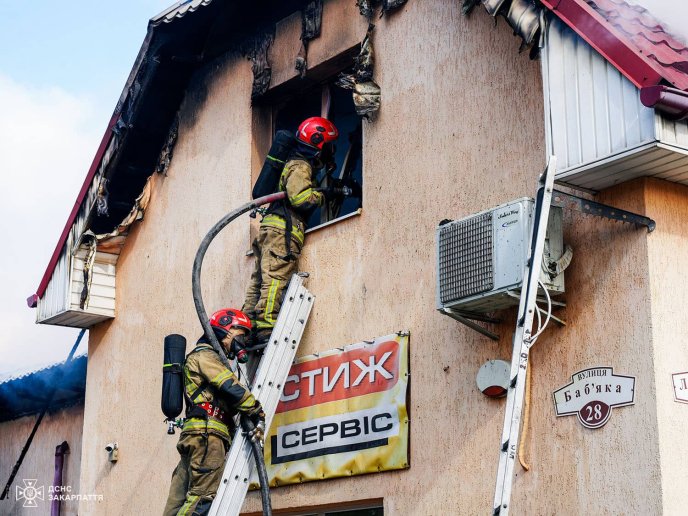 В Ужгороді загасили масштабну пожежу на станції техобслуговування – 02