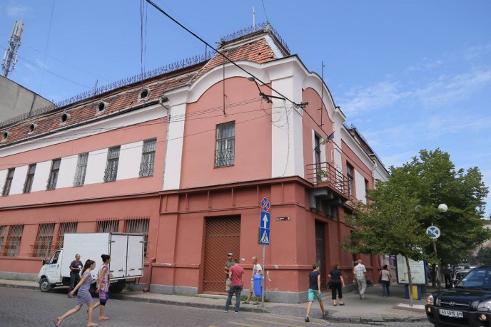 У Мукачеві розпочали капремонт Будинку національних спільнот – 01