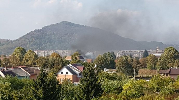 У мікрорайоні Росвигово в Мукачеві горить будинок – 02