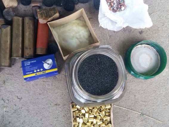 Жителька Хустщини тримала вдома чимало зброї та набоїв – 01