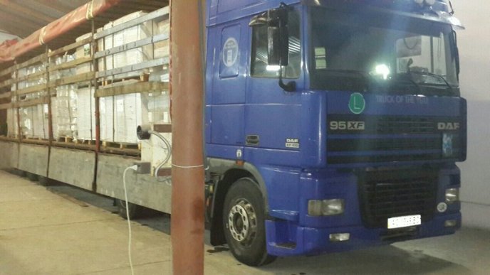 Чопські прикордонники зуміли виявити чергові контрабандні цигарки та папір для постерів – 01