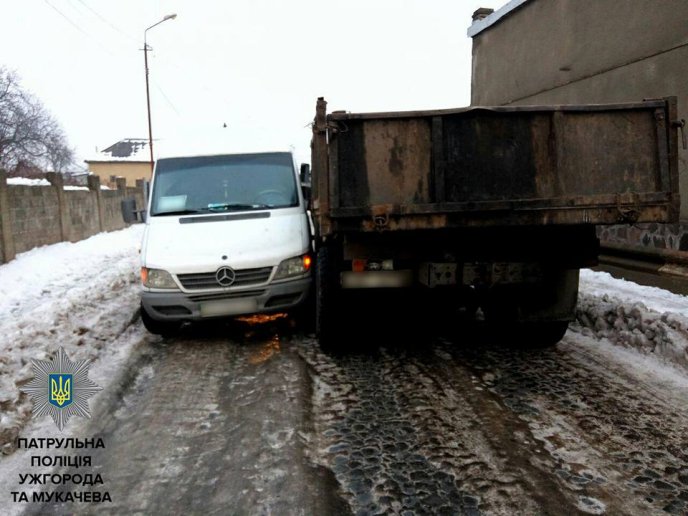 За добу на Закарпатті стались 9 ДТП: поліція повідомила деталі аварій – 01 За добу на Закарпатті стались 9 ДТП: поліція повідомила деталі аварій – 01