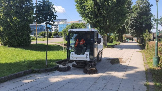 В Ужгороді мили вулиці за допомогою техніки – 01
