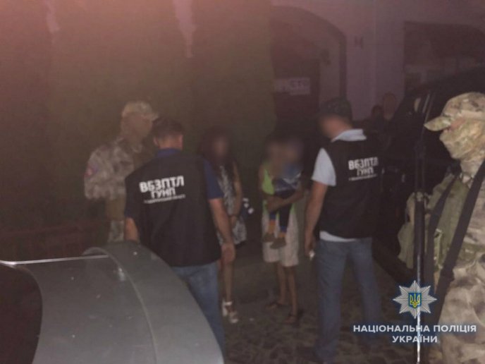 Жінка намагалася продати свою 3-річну дитину – 03