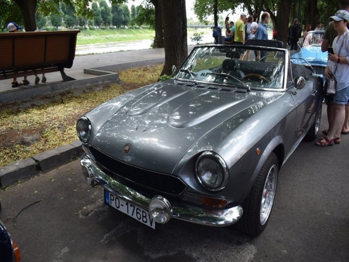 80 ретроавтомобілів і мотоциклів їздили вулицями Ужгорода – 10 80 ретроавтомобілів і мотоциклів їздили вулицями Ужгорода – 10