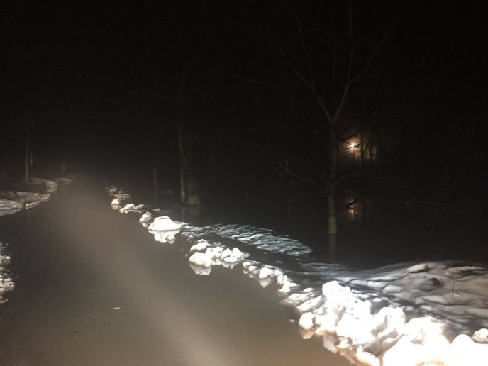 У Ракошині вода підтопила кілька сільських вулиць: через паводок призупинено навчання у школі – 01