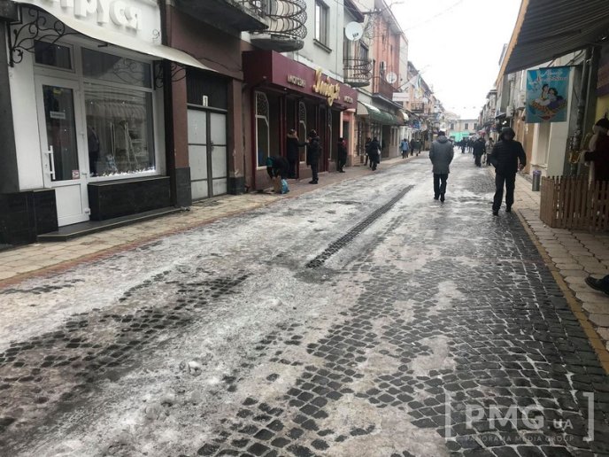 Вулиці Мукачева перетворилися на ковзанку – 07