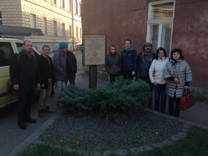 На площі Гаврила Глюка в Ужгороді відкрили стенд, присвячений відомому художнику – 07 На площі Гаврила Глюка в Ужгороді відкрили стенд, присвячений відомому художнику – 07