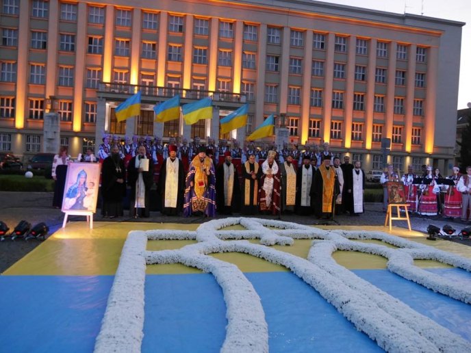 Ужгород молитвою за рідну країну зустрів сьогодні схід сонця і День Незалежності України – 02