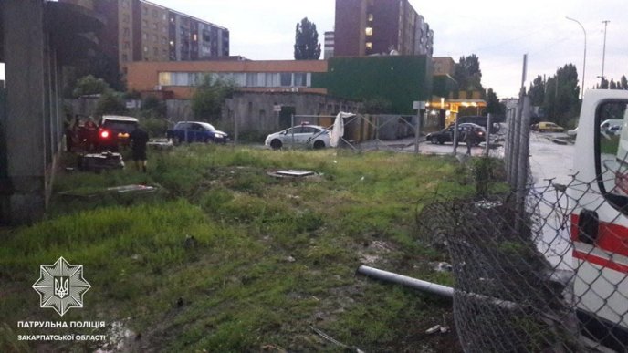 П’яний водій позашляховика скоїв аварію в Ужгороді – 01