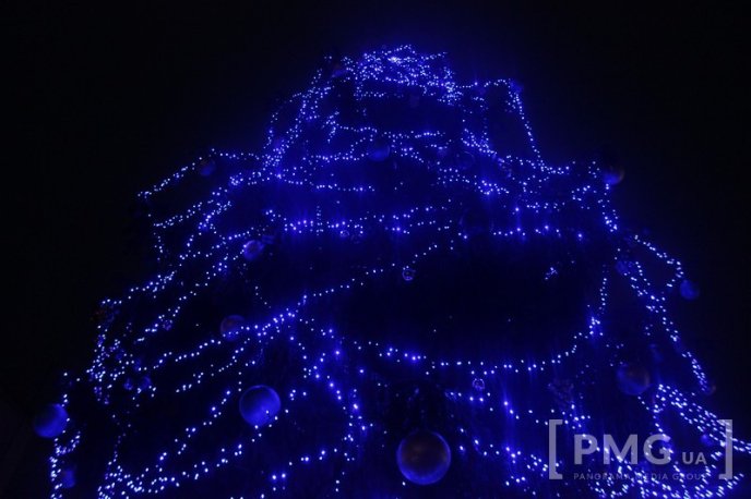 У Мукачеві засяяла головна новорічна ялинка міста – 21